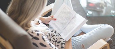 vrouw leest boek